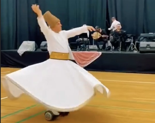 Hoverboard ile semazen gösterisi yapan adamın görüntüleri sosyal medyada kısa sürede viral oldu.