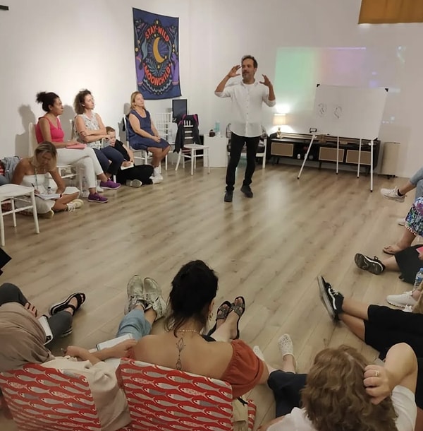 + Kubilay hocam Kur’an-ı Kerimdeki pek çok ayette mealen, cennet ehli için “onlar Allah’a ve ahiret gününe iman ederler” demektedir. Siz de kitabınıza ahiret inancını önceleyerek başlamışsınız. Ahiret inancı hem iman noktasında hem de insan psikolojisi üzerinde sizce neden bu kadar önemlidir?