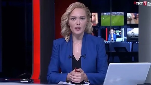 Eski TRT spikeri Tijen Karaş, bu görüntüyle hafızalara kazındı.