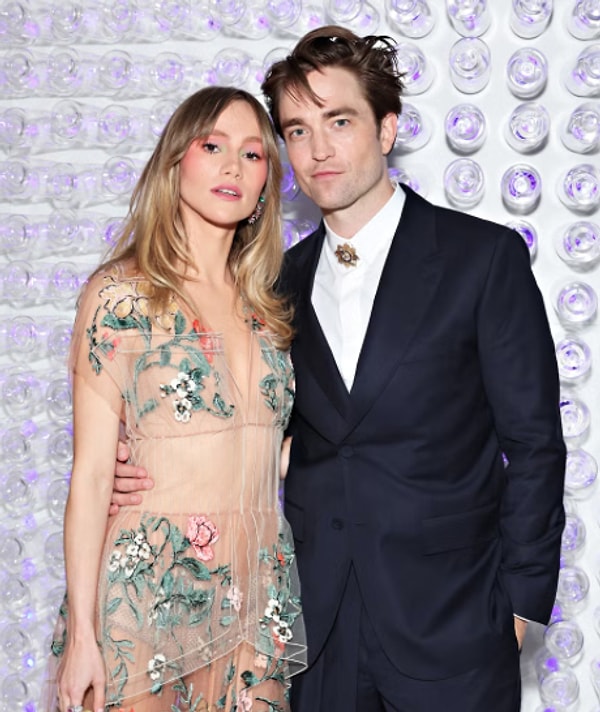 Robert Pattinson, genç yaşta "Twilight" serisindeki Edward Cullen rolüyle dünya çapında bir fenomene dönüştü, popülerliğini de bir daha kaybetmedi.