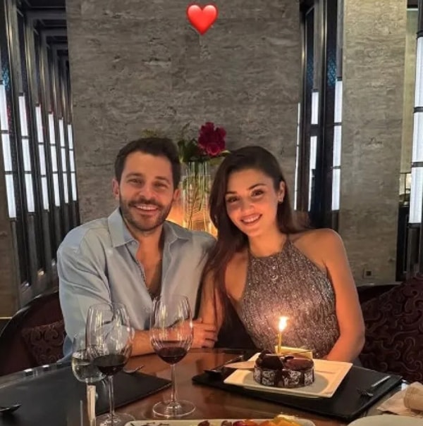 Hande Erçel dijital platformları saran yeni projeleri ve Hakan Sabancı'yla olan ilişkisiyle gündemin gözdesi olmaya devam ediyor.