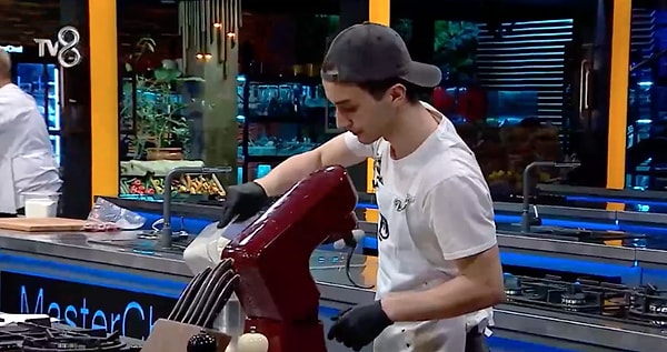MasterChef Türkiye 2025'te heyecan dozu giderek artıyor! 18 Temmuz gecesi yayınlanan bölümde jüri, yarışmacılardan havuç temasını yaratıcı şekilde işlemesini istedi.
