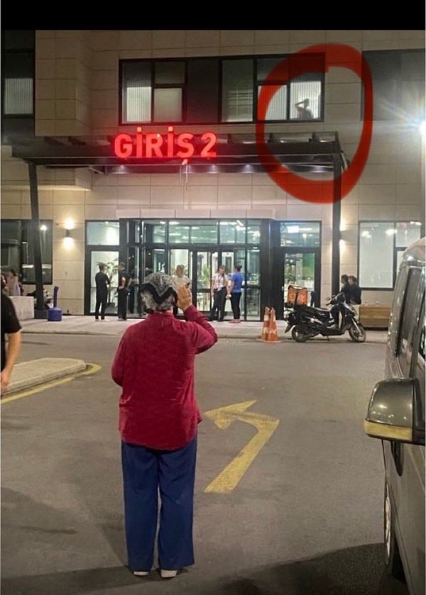 Murat Çalık'ın annesine el salladığı görülüyor.