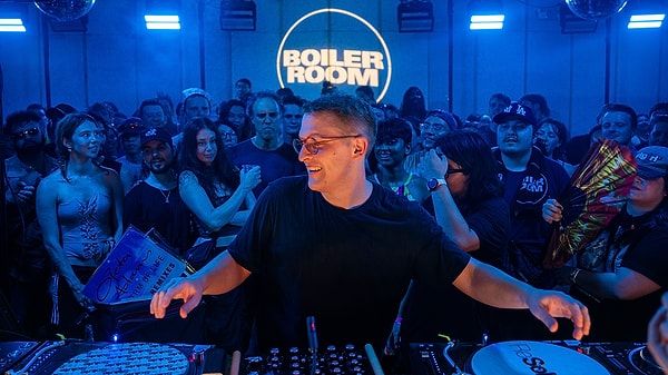 Kendini gizlemeye çalışan bir DJ olabilir misin?