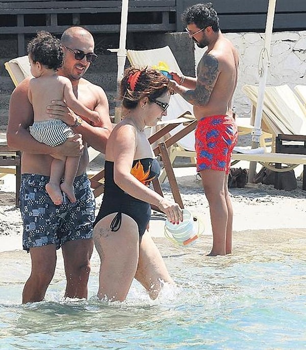 Milliyet’ten Deniz Boy’un haberine göre, eski eşler Çeşme’de bir plajda oğullarıyla birlikte görüntülendi.