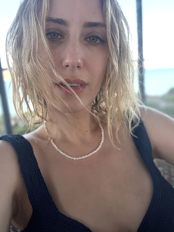 Yeni stilini Instagram hesabından “Sarışınlar daha çok eğleniyor dediler, göreceğiz” notuyla paylaşan Hazal Kaya, adeta sosyal medyayı salladı.