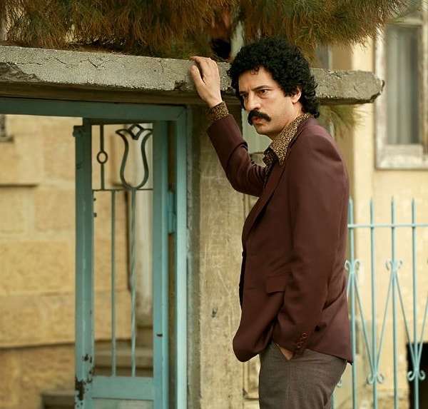 2018'de beyazperdede yayınlanan Müslüm filminin başrolünde Timuçin Esen, Zerrin Tekindor ve Ayça Bingöl gibi isimler rol almıştı.