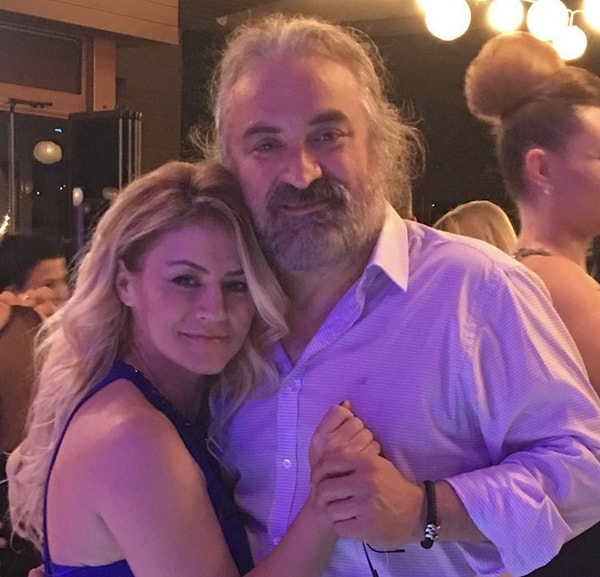 Yürüyüşteyken gelen telefonla her şeyin değiştiğini söyleyen Selma Konak, kızının telaşla “Babam sahnede düşmüş” demesiyle paniğe kapıldığını anlattı.
