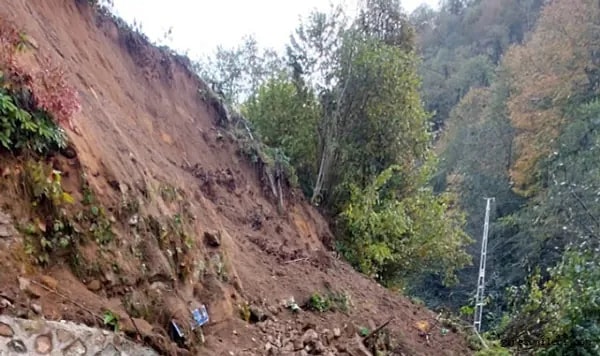 Uşak’ta yaşanan orman yangını bu sabah saatlerinde kontrol altına alınırken, Karaağaç Mahallesi'nde bir beton şantiyesinde toprak kayması yaşandığı öğrenildi.