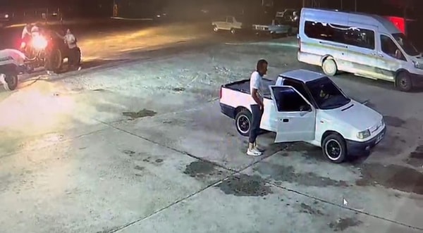 03 HK plakalı kamyonetin kasasında benzin bidon ile gözaltına alındı.