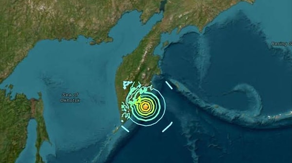 Rusya’da gece saatlerinde yaşanan 8.8 büyüklüğündeki deprem sonrasında oluşması beklenen tsunami dalgaları kentleri tehdit etmeye başladı.