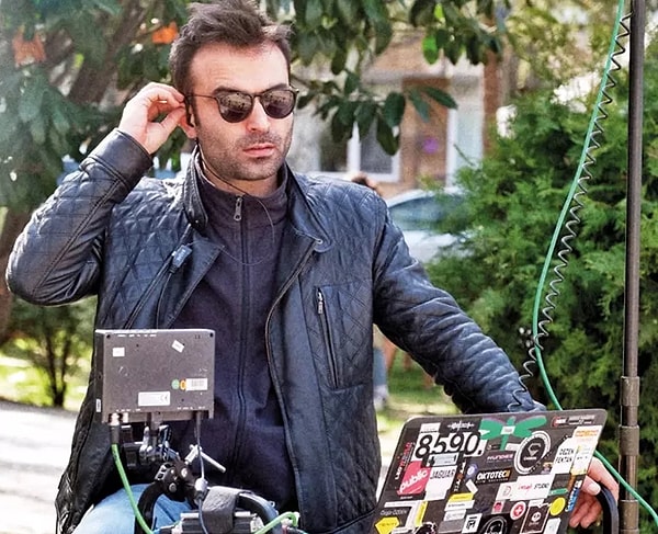 Fenomen set çalışanı Yener Yalçın, dizi ve film setlerine dair merak edilenleri açıklamaya devam ediyor.