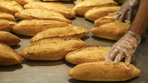 Türkiye’de sofraların temel gıdalarından biri de ekmek. Her öğünde tüketilen ekmeğe yeni bir zam geldi.