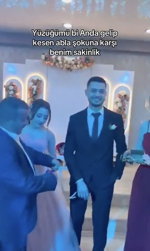Her şey klasik bir isteme töreni gibi başlıyor.