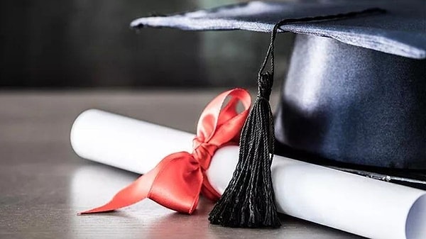 Sahte diploma skandalı Türkiye'nin gündemine oturdu.