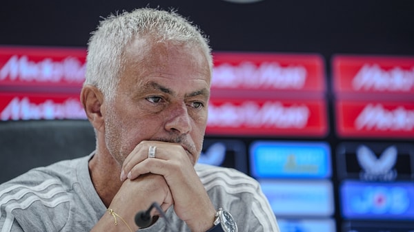 Jose Mourinho’nun De Kuip Stadı'nda düzenlenen basın toplantısındaki duygusal anları gündem oldu.