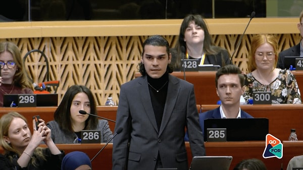 LGBTİ hakları savunucusu Enes Hocaoğulları, Avrupa Konseyi Yerel ve Bölgesel Yönetimler Kongresi’nde Türkiye gençlik delegesi olarak görev yapıyordu.