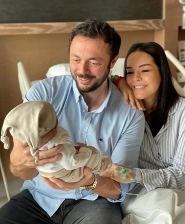 Türk pop müziğinin sevilen ismi Bengü, 2018 yılında iş insanı Selim Selimoğlu ile masal gibi bir düğünle dünyaevine girmişti.