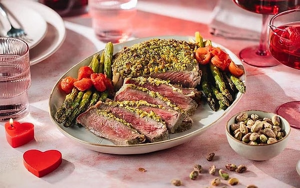 7. Antep Fıstığı Kaplamalı Domatesli ve Kuşkonmazlı Biftek