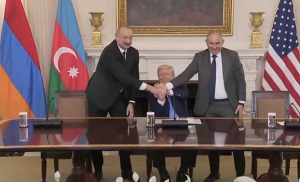 Paşinyan ve Aliyev kameralar önüne el sıkıştı.