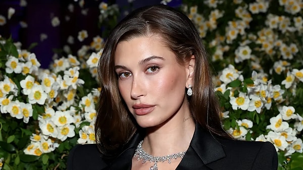 Hailey Bieber, boyu posu ve güzelliğiyle tanıdığımız ünlü mankenlerden.