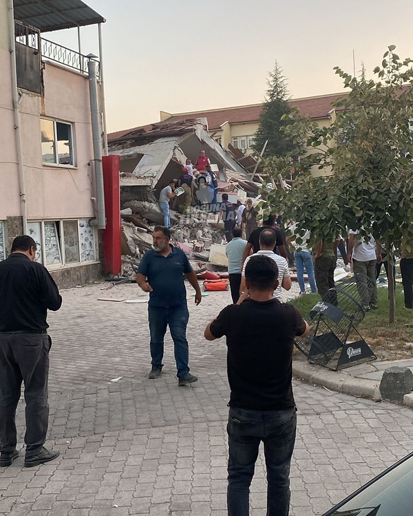 Anadolu Ajansı, Balıkesir’de bir binanın yıkıldığını açıklamasının ardından ilk görüntüler ortaya çıktı.