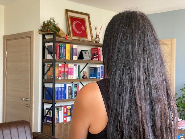 Selda K. şarjı dolu olan ve şifre kullanmadığı telefonunu başucunda koyarak uyudu. Uyandığında telefonu kapalı ve şifre konulmuştu.