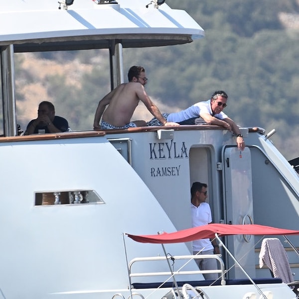 Ali Koç'un geri dönüşü ya büyük bir alkışla ya da ağır bir vedayla olacak orasını henüz bilemiyoruz ama kendisinin keyfi şimdilerde pek yerinde ona eminiz!