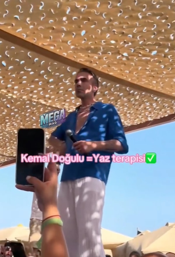 Moda dünyasının bilinen ismi Kemal Doğulu, yaz konserleriyle adından söz ettirmeye devam ediyor. Son dönemde sosyal medyada gündem olan “10 bin TL’lik bilet” iddiası ise gündem oldu.