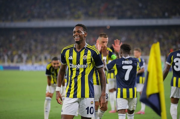 Fenerbahçe, Feyenoord engelini rahat şekilde aşmayı başardı. Güzel oyun ve taraftarlarının desteği ile zafere ulaşan Fenerbahçe Şampiyonlar Ligi play-off turuna kalmayı başardı.