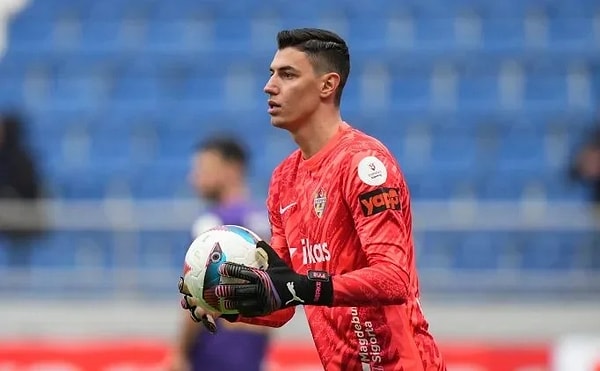 Berke'nin adı kaleci arayışındaki Galatasaray'la anıldı ancak yurt dışından da teklifler vardı.