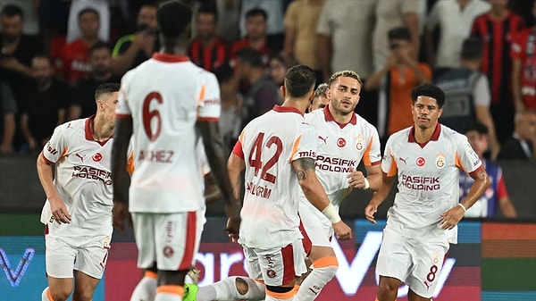 Şampiyonluğun favorisi ise son üç yılın şampiyonu Galatasaray oldu.