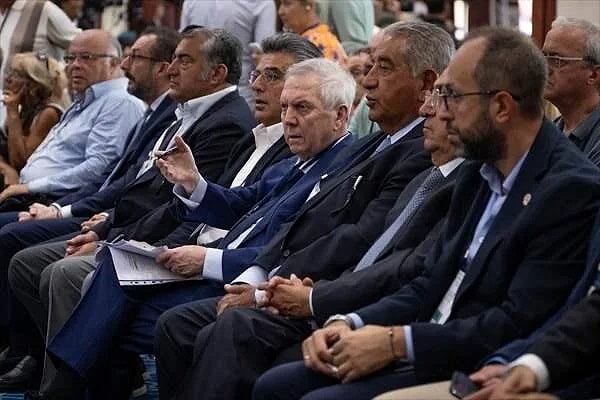 Mevcut yönetimden önemli isimler çıkmadığını söyleyen Yıldırım geçmişten örnekler verdi.
