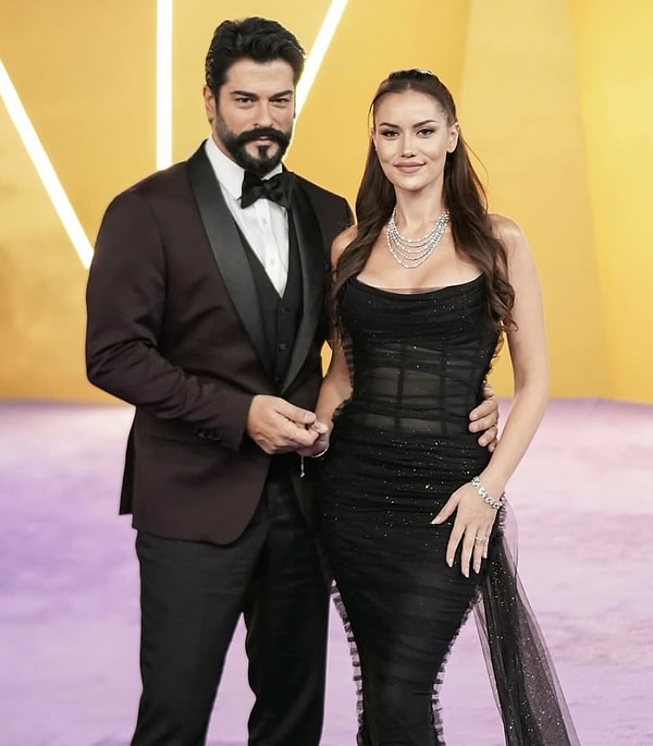 2013 yılında Çalıkuşu setinde birbirine vurulan Fahriye Evcen ve Burak Özçivit, 2017'den bu yana evli, mutlu ve çocuklu çiftlerimiz arasında yer alıyor.