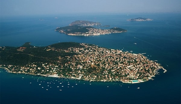 9. 2011 yılında "Sakin Şehir" listesine katılan ilk ve tek adamız hangisidir?