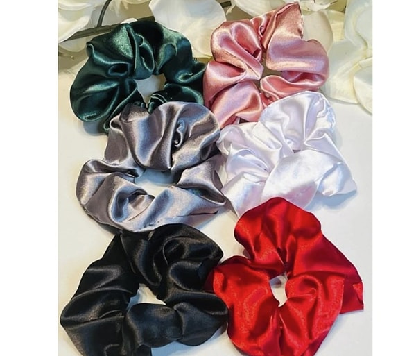 Scrunchie lastikler, saçı kırmadan ve iz bırakmadan toplamanın en hızlı ve havalı yolu.