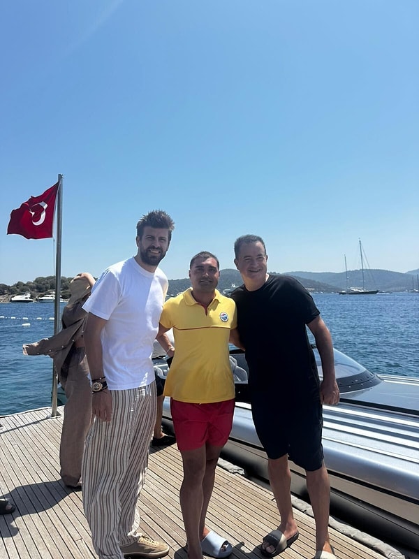 Acun Ilıcalı’nın Bodrum’da Barcelona’nın efsane futbolcularından Gerard Piqué ile aynı masada görüntülenmesi, magazin gündemini bir anda hareketlendirdi.