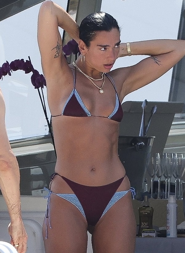 Şu sıralar İspanya’nın ünlü tatil cenneti Ibiza’da olan Dua Lipa, sosyal medyada en çok konuşulan isim olmayı yine başardı.