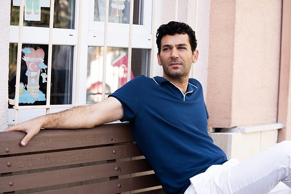 Son olarak geçtiğimiz sezon yayınlanan yaz dizisi Gizli Bahçe'de izlediğimiz Murat Yıldırım, "Güller ve Günahlar" dizisiyle geri dönüyor.