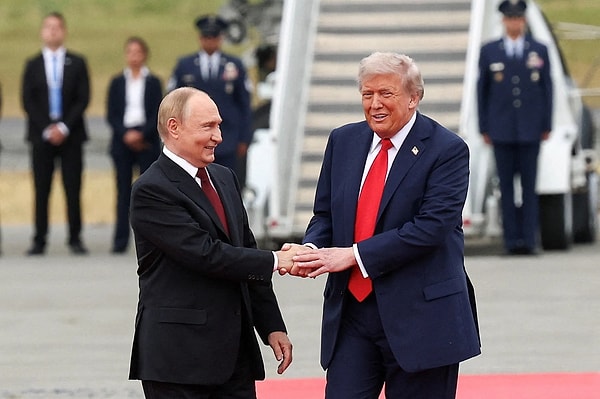 Trump ve Putin 7 yıl sonra ilk kez bir araya geldi.