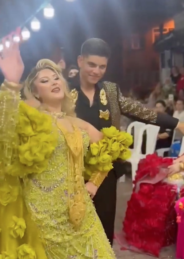 Tören boyunca altın işlemeli, taşlarla bezenmiş elbiseleri, parıltılı saç aksesuarları, boyuna denk gelen altınlar ve dikkat çekici makyajıyla Sergül, konukların ve sosyal medyanın ilgi odağı oldu.