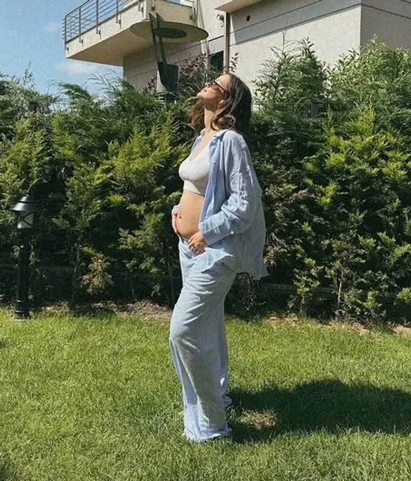 Ailesinin yanına, en iyi bakılacağı ve el üstünde tutulacağı yere giden İrem Helvacıoğlu, iskeledeki merdivenlerde yaşadıklarıyla gündeme oturmuştu.