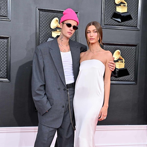 2018'de sade, 2019'da görkemli bir düğün yaparak evlenen Justin ve Hailey Bieber, evlendikleri günden beri Hollywood'un gündeminden bir an olsun düşmeyen çiftler arasında yer alıyor.