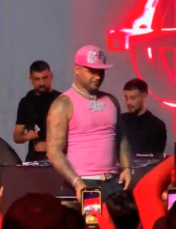 Rapçi Lvbel C5, son konserinde sergilediği performansla sosyal medyada gündem olmayı başardı.