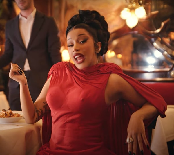 Dünyaca ünlü rapçi Cardi B, son klibinde tercih ettiği kıyafetle gündeme bomba gibi düştü. Ama asıl sürpriz tasarımın arkasındaki modacıyla patladı!