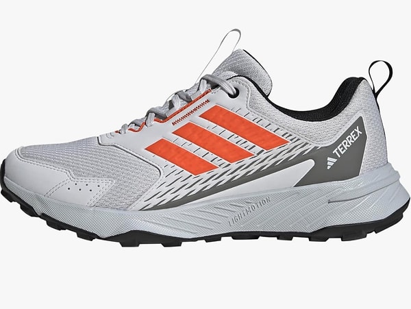 Adidas'ın özgün tasarımı olan TERREX TRACEFINDER 2 Ayakkabısı, estetik ve fonksiyonelliği bir arada sunuyor.