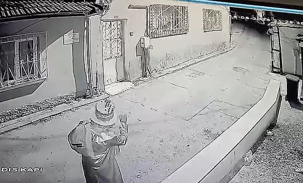 Mahalle muhtarı Emine Aytekin, gelen şikayetler üzerine konuyu polise ilettiğini söyleyerek şu ifadeleri kullandı: