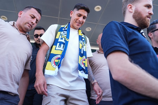 Fenerbahçe kadrosuna bir yıldız daha kattı ve Edson Alvarez, İstanbul'a geldi.