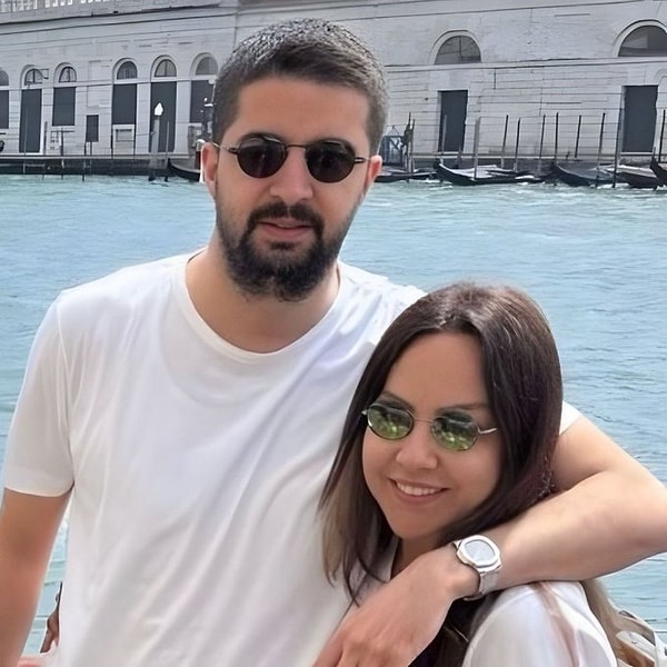 Türk müziğinin güçlü sesi Ebru Gündeş, sadece sahnedeki başarısıyla değil, özel hayatıyla da yıllardır magazin gündeminin merkezinde. Gündeş’in evlilikleri adeta birer dönüm noktası niteliğinde…