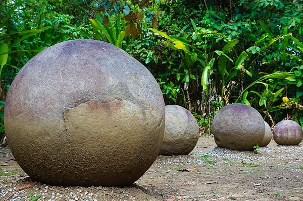 1930’larda muz şirketlerinin ormanı temizlemesi sırasında tesadüfen bulunan taş küreler, Kosta Rika’da "Las Bolas de Piedra" adıyla anılıyor.